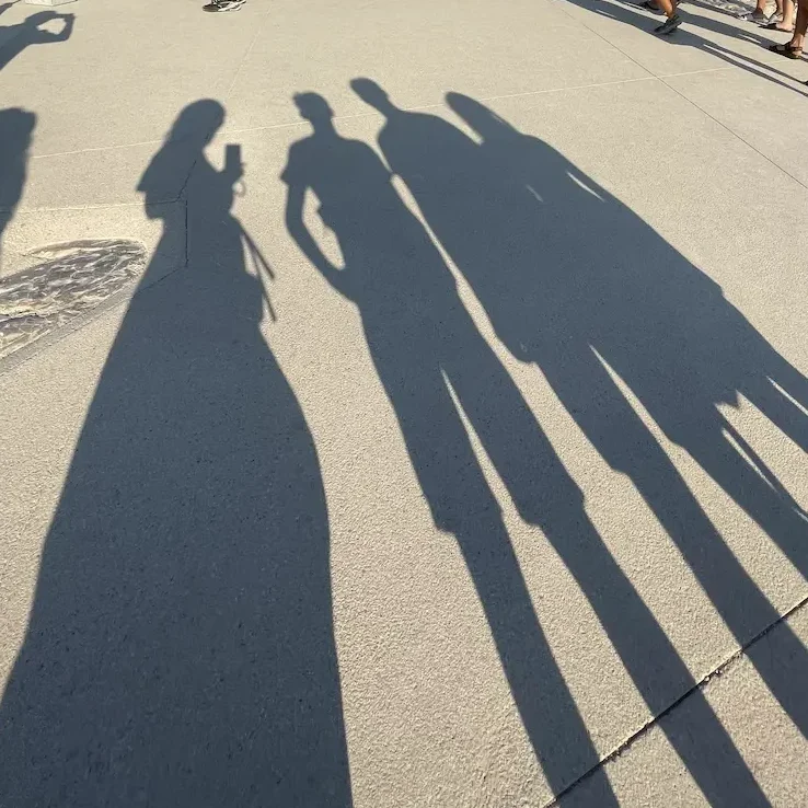 Meine Familie - meine Balance im Leben Zu sehen ist meine Familie: mein Sohn, meine Tochter und meine Frau als Schatten auf einem Sandboden.