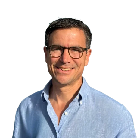 Dr. Christoph Prandstetter Arzt mit Brille und dunklen Haaren in blauem Hemd