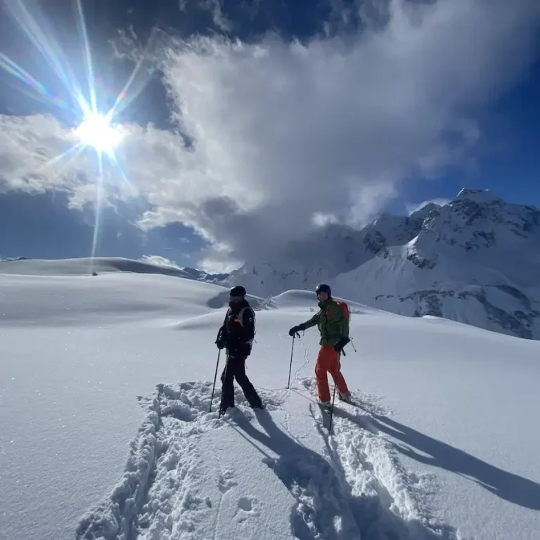 Ausgleich ist wichtig - Dr. Prandstetter beim Sport Zwei Skitourengeher unterwegs im verschneiten Gebirge unter klarem Himmel im Pulverschnee