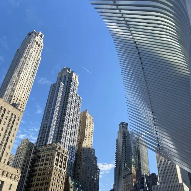 Reisen erweitert den Horizont Skyline von New York mit modernen Wolkenkratzern und architektonischem Detail im Vordergrund.
