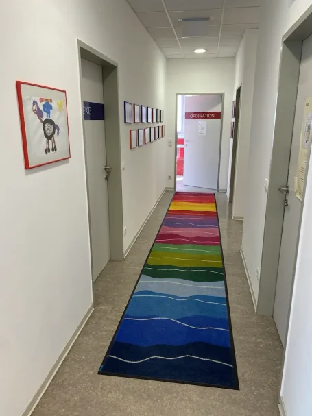 FOTO-GALERIE Gang mit Teppich - Weg in die Ordination